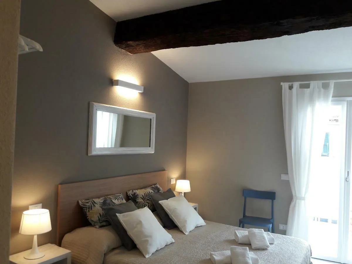 Santa Marta Rooms - Vernazza Gæstehus